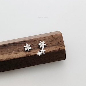 Mismatched kleine Vergissmeinnicht CZ Ohrstecker, Sterling Silber Ohrstecker, Blumen * S56 *