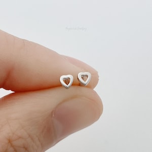 Extra kleine Herz Ohrstecker in Sterling Silber, kaum sichtbare Ohrstecker, Minimalistische geometrische Ohrringe *S83*