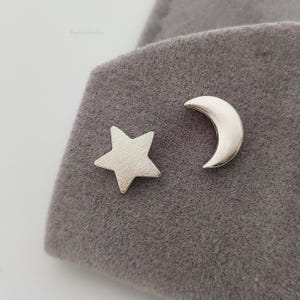Orecchini a bottone spaiati con luna e stelle, spilla in argento sterling, orecchini a bottone celestiali asimmetrici *S30*