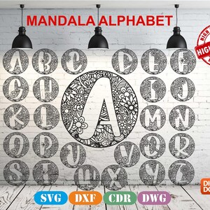 Op de afbeelding: Een set van 26 mandala-alfabetletters in zwart en wit. Elke letter wordt omringd door een cirkelvormig ontwerp. De letters zijn gerangschikt in een rasterpatroon op een witte bakstenen muur. De tekst "MANDALA ALPHABET" staat bovenaan de afbeelding. De tekst "HIGH QUALITY" staat in een rode cirkel rechtsboven in de afbeelding. De tekst "DIGITAL DOWNLOAD" staat in een oranje rechthoek rechtsonder in de afbeelding. De tekst "SVG DXF CDR DWG" staat in een rij gekleurde rechthoeken onderaan de afbeelding.