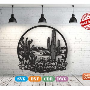 Puede incluir: Arte mural de metal negro con una escena desértica con cactus y suculentas dentro de un marco circular. El diseño incluye el texto "HIGH QUALITY" en un sello rojo. La imagen también incluye el texto "SVG, DXF, CDR, DWG" y "DESCARGA DIGITAL".
