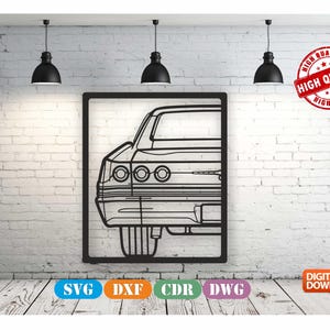 以下が含まれることがあります： 後ろから見たクラシックカーの白黒線画イラスト。車は丸みを帯びたボディスタイルで、大きなリアウィンドウと目立つリアバンパーがあります。イラストは黒い長方形で囲まれています。