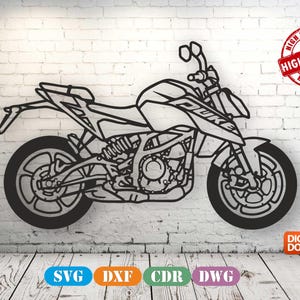 Op de afbeelding: Een zwarte lijnkunst vectorillustratie van een Duke motorfiets in profiel. Het ontwerp bevat gedetailleerde wielen, motoronderdelen en het woord Duke op de brandstoftank. Inclusief een rood High Quality zegel en een oranje Digital Download icoon.