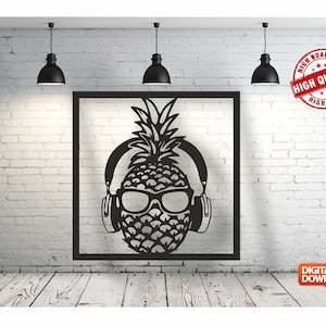 Op de afbeelding: Zwart-witte digitale download van een ananas met een koptelefoon en zonnebril. De ananas bevindt zich in een vierkant frame.