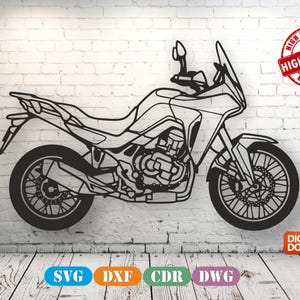 Puede incluir: Una silueta gráfica negra de una motocicleta de aventura con ruedas de radios, parabrisas y portaequipajes trasero. La imagen incluye un sello circular rojo con el texto HIGH QUALITY y un icono naranja con el texto DIGITAL DOWNLOAD.