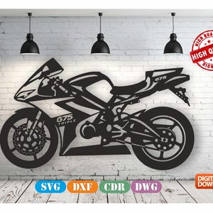 Puede incluir: Una silueta gráfica negra de una motocicleta deportiva con el texto G75 TRIPLE en el lateral y 675 en la sección trasera. El diseño incluye etiquetas de formato de archivo SVG, DXF, CDR, DWG, una insignia de alta calidad y un icono de descarga.