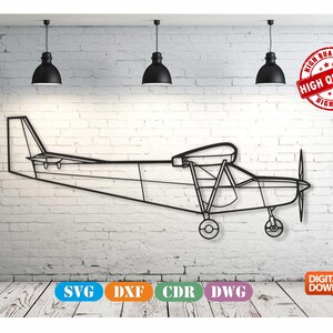Può includere: Un disegno in bianco e nero di un piccolo aereo su uno sfondo di muro di mattoni bianchi. L'immagine include il testo "HIGH QUALITY" in un cerchio rosso.