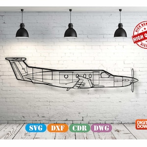 Könnte beinhalten: Schwarze Metall-Umriss-Wandkunst eines Flugzeugs. Das Design zeigt einen detaillierten Umriss eines kleinen Flugzeugs mit Propeller. Das Bild enthält den Text "HIGH QUALITY" in einem roten Kreis und digitale Download-Symbole.