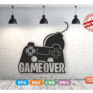 Puede incluir: Diseño negro de Game Over con un mando de videojuegos y una bomba. El diseño incluye el texto "Game Over" y está sobre un fondo de pared de ladrillo blanco. La imagen también incluye un sello de "Alta calidad".