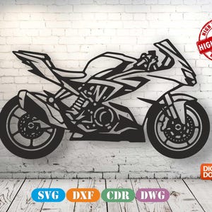 Könnte beinhalten: Eine schwarze Silhouette eines Sportmotorrads mit detaillierten mechanischen Komponenten, Rädern und Verkleidungen. Das Bild enthält einen roten kreisförmigen Stempel mit dem Text HIGH QUALITY und ein orangefarbenes rechteckiges Symbol mit dem Text DIGITAL DOWNLOAD.
