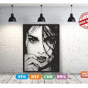 Op de afbeelding: Zwart-witte digitale download van een vrouwen gezicht met haar dat haar ogen bedekt. De afbeelding is ingelijst in een zwarte rechthoek. De tekst "SVG DXF CDR DWG" staat onder de afbeelding. De tekst "HIGH QUALITY" staat in een rode cirkel boven de afbeelding. De tekst "DIGITAL DOWNLOAD" staat in een rode rechthoek onder de afbeelding.