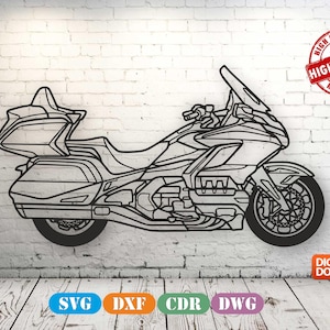 Peut inclure: Une illustration au trait noir d'une moto de tourisme avec un grand pare-brise, des sacoches latérales et un top case arrière. L'image comprend un tampon circulaire rouge avec le texte HIGH QUALITY et une icône orange DIGITAL DOWNLOAD.