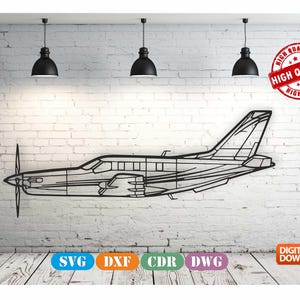 Puede incluir: Una ilustración en blanco y negro de un avión pequeño. La imagen está sobre un fondo de pared de ladrillo blanco con tres luces colgantes negras. El texto "HIGH QUALITY" está en un círculo rojo.