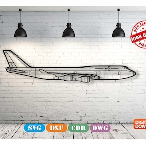 Könnte beinhalten: Eine Schwarzweiß-Zeichnung eines Boeing 747 Flugzeugs vor einem weißen Ziegelmauer Hintergrund. Das Bild enthält den Text "HIGH QUALITY" in einem roten Kreis.