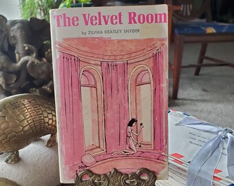 The Velvet Room - Zilpha Keatley Snyder - Vintage Book - 1967 - Fiction - Scholastic
