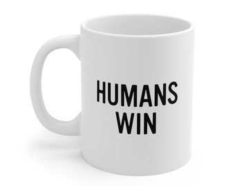 Mensen over AI mok, mensen winnen, menselijke mok, AI menselijke wezens, 11oz wit