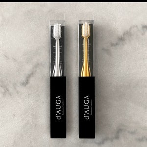 d'AUGA – Premium oral experience. Miękkie, gładkie szczoteczki do zębów w wykwintnym kolorze barokowego złota i renesansowego srebra.
