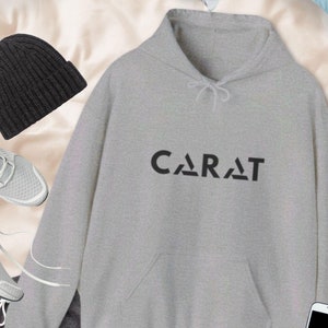 Felpa con cappuccio Clever &quot;Carat&quot; con logo Seventeen Carat capovolto con &quot;Seventeen&quot; sulla manica, abbigliamento per tifosi comodo ed elegante, merchandising 17 carati
