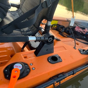 Pu&ograve; includere: Kayak arancione con un sedile nero e un portacanna da pesca. Il kayak &egrave; dotato di una pagaia nera e arancione e di un pedale nero e arancione.