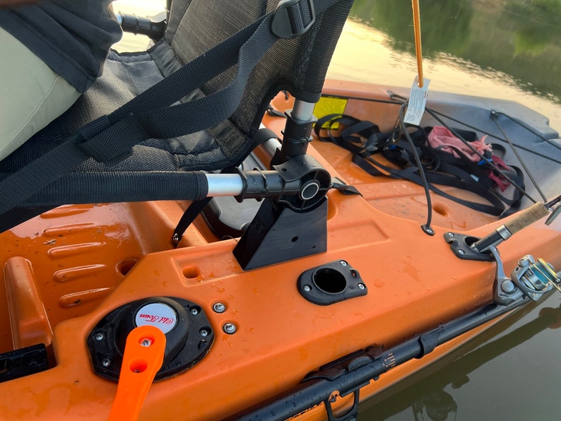 Pu&ograve; includere: Kayak arancione con un sedile nero e un portacanna da pesca. Il kayak &egrave; dotato di una pagaia nera e arancione e di un pedale nero e arancione.