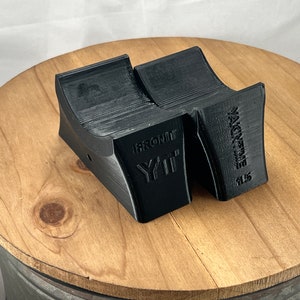 Pu&ograve; includere: Due supporti per telefono in 3D stampati in nero con il testo "IRONID YII" e "WAKETIME 11.5" su di essi.