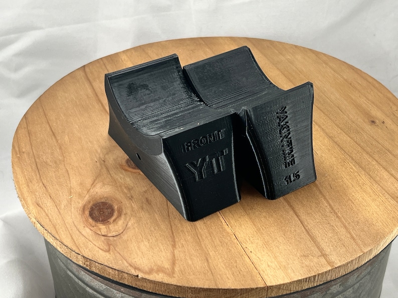 Pu&ograve; includere: Due supporti per telefono in 3D stampati in nero con il testo "IRONID YII" e "WAKETIME 11.5" su di essi.