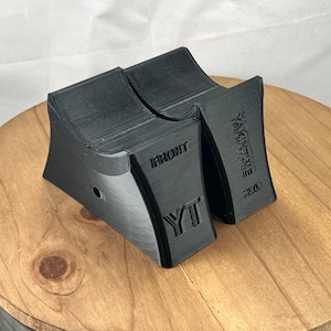 Pu&ograve; includere: Due rampe nere stampate in 3D con il testo "YAKINTIME 22.0" e "YT FRONT" su di esse.