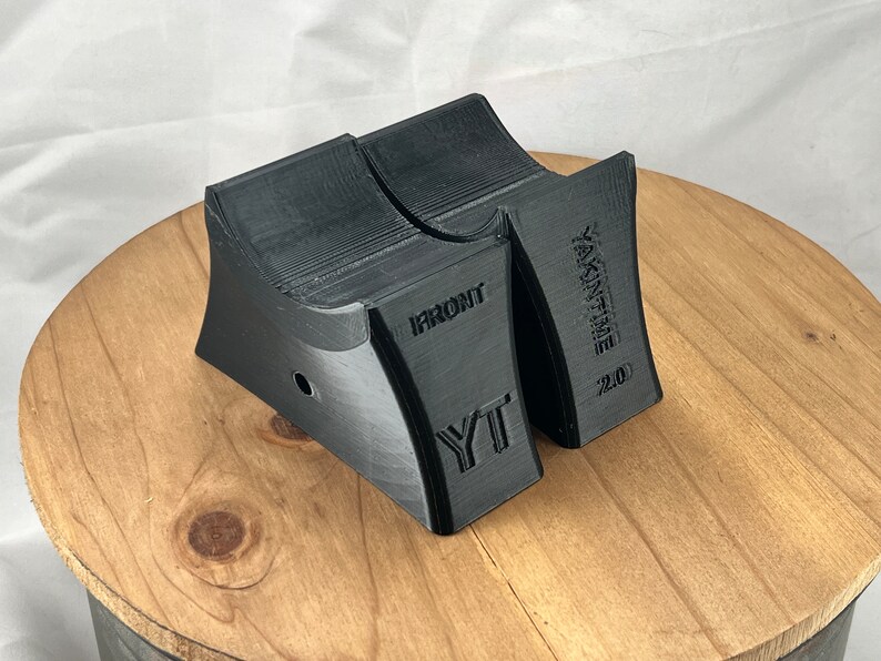 Pu&ograve; includere: Due rampe nere stampate in 3D con il testo "YAKINTIME 22.0" e "YT FRONT" su di esse.