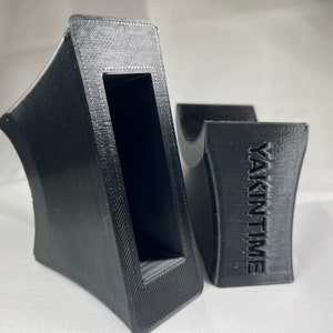 Pu&ograve; includere: Due supporti per telefono stampati in 3D di colore nero. Un supporto ha un ritaglio rettangolare e l'altro supporto ha la parola "YAKINTIME" stampata su di esso.