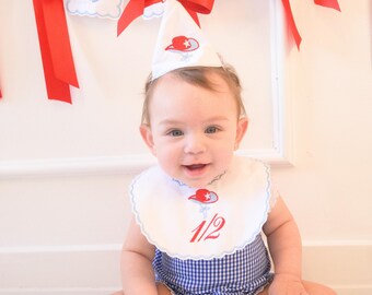 Conjunto personalizado para o primeiro aniversário – Faixa bordada para bebê, babador e gorro
