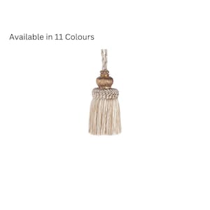 Può includere: Un fiocco beige con un top in metallo dorato. Disponibile in 11 colori.