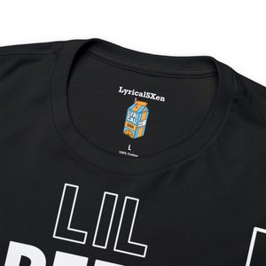 K&ouml;nnte beinhalten: Schwarzes T-Shirt mit wei&szlig;em Text, der "Lil Durk" lautet, und einer kleinen Grafik einer Saftbox mit dem Text "Lyrical S Xen" darauf. Das T-Shirt ist aus 100% Baumwolle und hat ein Gr&ouml;&szlig;enetikett mit der Aufschrift "L".