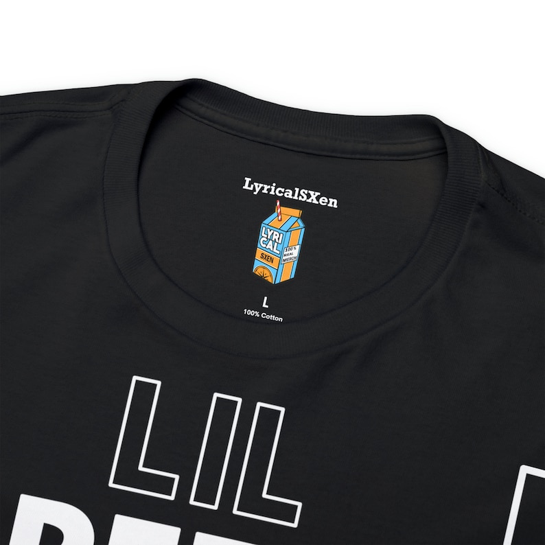 K&ouml;nnte beinhalten: Schwarzes T-Shirt mit wei&szlig;em Text, der "Lil Durk" lautet, und einer kleinen Grafik einer Saftbox mit dem Text "Lyrical S Xen" darauf. Das T-Shirt ist aus 100% Baumwolle und hat ein Gr&ouml;&szlig;enetikett mit der Aufschrift "L".