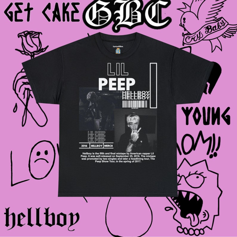 K&ouml;nnte beinhalten: Schwarzes T-Shirt mit einem wei&szlig;en Grafikdruck von Lil Peep und dem Text "Lil Peep Hellboy 2016 Hellboy Merch". Der Text "Hellboy ist das f&uuml;nfte und letzte Mixtape des amerikanischen Rappers Lil Peep. Es wurde am 25. September 2016 selbst ver&ouml;ffentlicht. Die Mixtape wurde durch zwei Singles und sp&auml;ter eine Headlinertour, The Peep Show Tour, im Fr&uuml;hjahr 2017 beworben." ist unter dem Grafikdruck gedruckt.