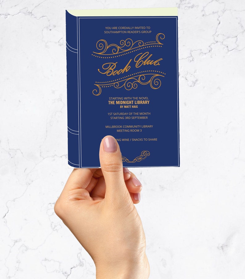 Peut inclure: Une invitation bleu marine en forme de livre, tenue par une main. Le texte dor&eacute; annonce un club de lecture, avec le roman "The Midnight Library" et les d&eacute;tails du Southampton Reader's Group.