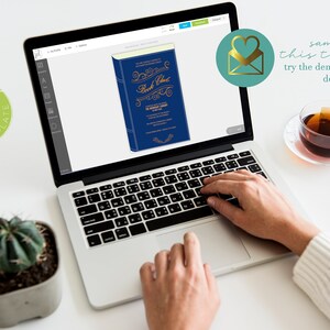 Peut inclure: Un ordinateur portable affiche une couverture de livre bleue avec des lettres dor&eacute;es qui se lit "Book Club". L'image comprend une tasse de th&eacute;, un petit cactus et le texte "sample this template try the demo link in item details".