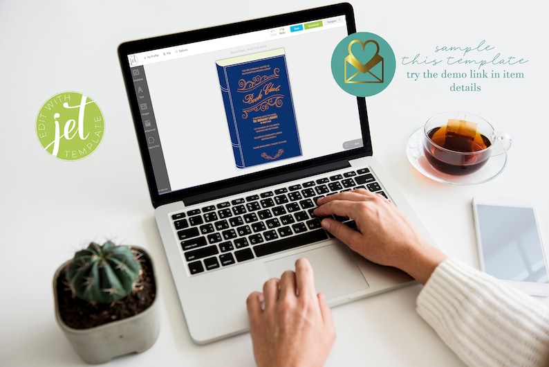 Peut inclure: Un ordinateur portable affiche une couverture de livre bleue avec des lettres dor&eacute;es qui se lit "Book Club". L'image comprend une tasse de th&eacute;, un petit cactus et le texte "sample this template try the demo link in item details".
