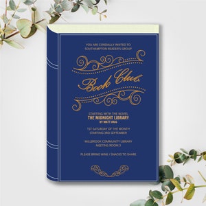 Peut inclure: Une invitation bleu marine pour un club de lecture, con&ccedil;ue pour ressembler &agrave; un livre. Elle pr&eacute;sente un texte en or qui dit "Book Club", des d&eacute;tails sur "The Midnight Library" et des informations sur la r&eacute;union. Des ornements dor&eacute;s d&eacute;corent le design.