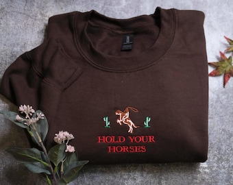 Sweat-shirt à capuche brodé Hold Your Horses Cowboy, cow-girl western rodéo, esthétique tendance, pull d'inspiration vintage rétro