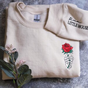 Run Little Mouse Sweatshirt, Haunting Adeline Shirt, Dark Romance Merch, Smut Reader, Frauenbuch-Liebhaber-Geschenk, Rose Skeleton Comfort Shirt Bild 5