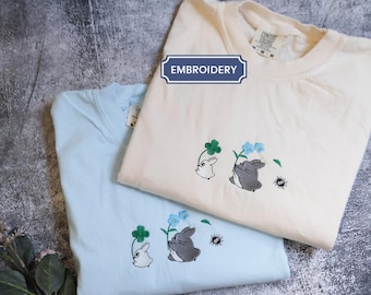Waldgeister und Blumen besticktes Comfort Colors® Shirt - Wunderliches, von der Natur inspiriertes Shirt, gemütliche Cottagecore-Ästhetik