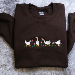 Ras du cou brodé canard et oie, couleurs confort canards et fleurs brodés oies et fleurs, pull brodé monochrome