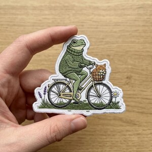 Écusson personnalisé pour vélo d'équitation grenouille, animal mignon, fer brodé sur écusson, conception de la nature fantaisiste, cadeau cottagecore, amoureux des animaux
