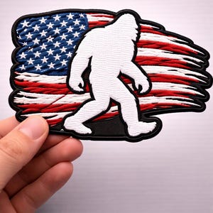 Écusson brodé drapeau américain Bigfoot personnalisé insigne Sasquatch patriotique fer à coudre sur veste sac à dos cadeau amateur de plein air