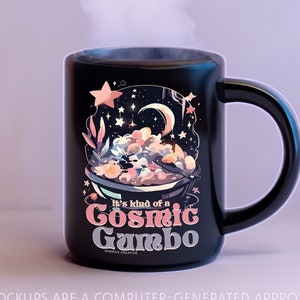 Könnte beinhalten: Schwarze Keramik-Tasse mit einer skurrilen Illustration einer kosmischen Szene, einschließlich Sterne, einem Halbmond und einer Schüssel mit Essen. Die Tasse trägt den Text "It's kind of a Cosmic Gumbo" in einer verspielten Schriftart. Dampf steigt aus der Tasse auf.