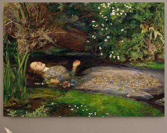 Puede incluir: Una impresión enmarcada de una pintura que representa a una mujer flotando en un arroyo, rodeada de flores y vegetación. La obra de arte presenta una paleta de colores apagados con tonos de verde, marrón y azul. La pintura se exhibe sobre un mueble de madera oscura.