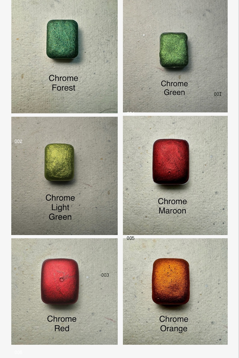 Puede incluir: Seis peque&ntilde;os recipientes cuadrados de pintura met&aacute;lica en varios colores, incluyendo verde bosque, verde claro, rojo, granate, naranja y verde cromo. Los recipientes est&aacute;n etiquetados con el nombre del color y "Chrome" en texto blanco.