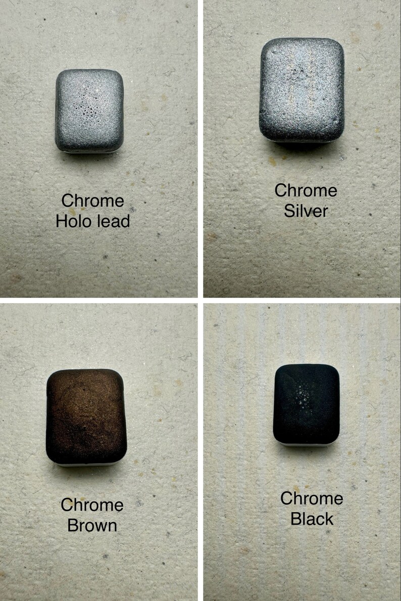 Puede incluir: Cuatro peque&ntilde;os contenedores cuadrados con diferentes acabados cromados: cromo holo lead, cromo plateado, cromo marr&oacute;n y cromo negro.