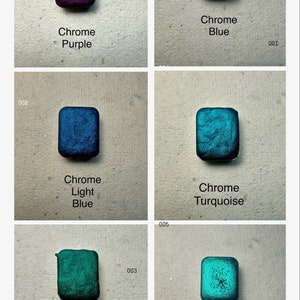 Puede incluir: Seis peque&ntilde;os cuadrados de pintura met&aacute;lica en varios tonos de azul, verde y morado. Los cuadrados est&aacute;n etiquetados con los nombres de los colores, incluyendo Chrome P&uacute;rpura, Chrome Azul, Chrome Azul Claro, Chrome Turquesa, Chrome Esmeralda y Chrome Teal.