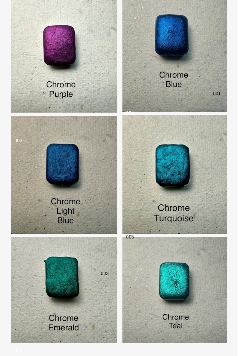 Puede incluir: Seis peque&ntilde;os cuadrados de pintura met&aacute;lica en varios tonos de azul, verde y morado. Los cuadrados est&aacute;n etiquetados con los nombres de los colores, incluyendo Chrome P&uacute;rpura, Chrome Azul, Chrome Azul Claro, Chrome Turquesa, Chrome Esmeralda y Chrome Teal.